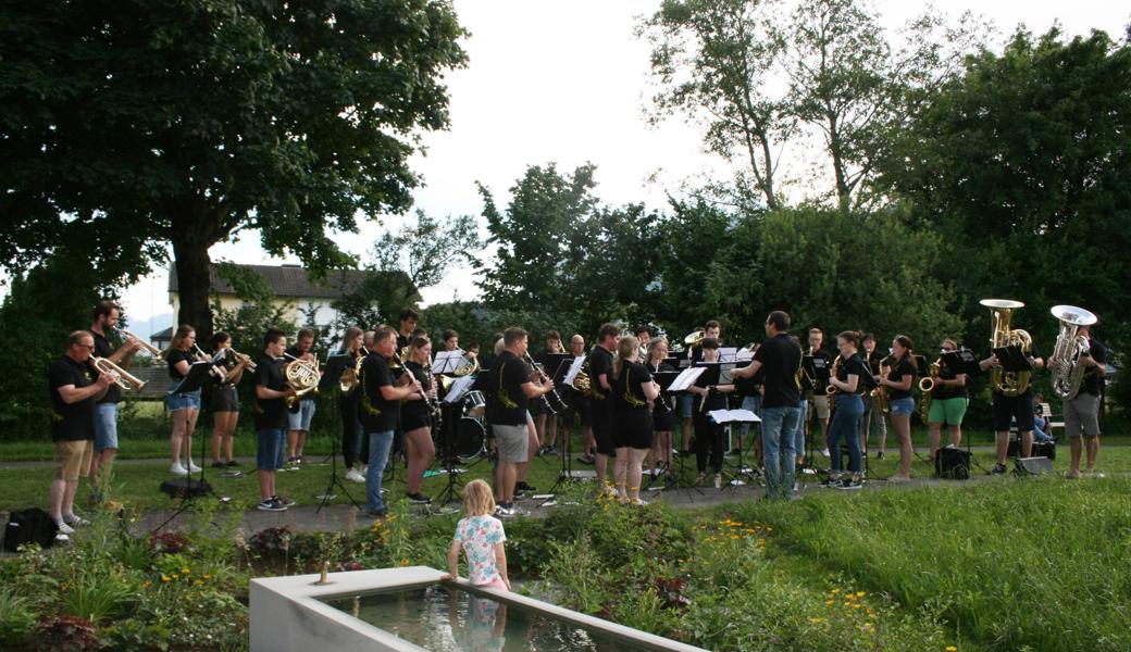 Der Musikverein Harmonie Oberriet bot ein Konzert in der Aussenanlage des «Huus Feldhof». 