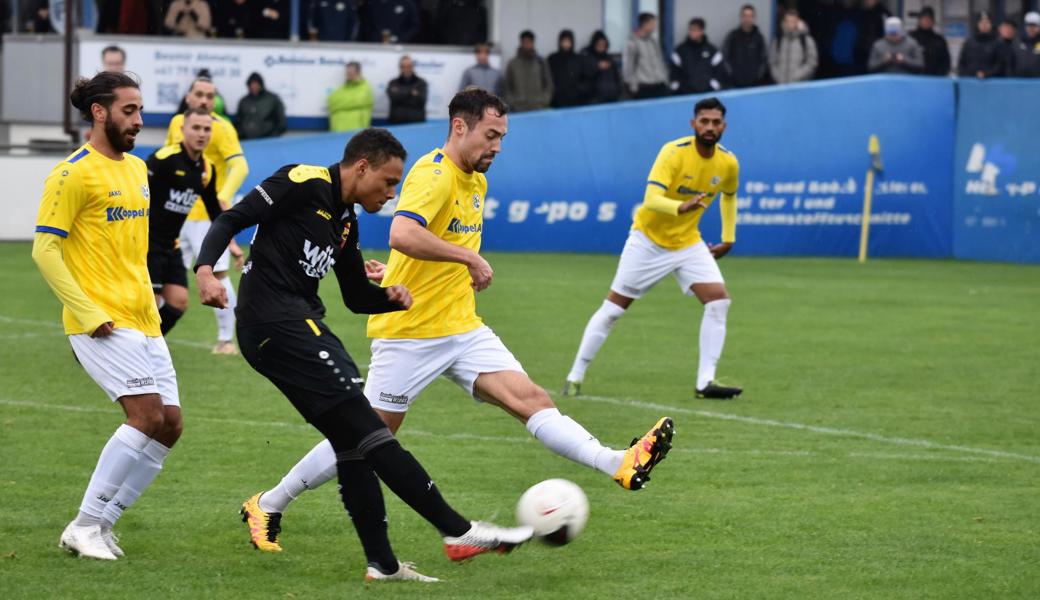 Wenn nur noch die Vorrunde beendet wird, steht der FC Altstätten (schwarzes Trikot) bereits mit einem Bein in der 3. Liga.