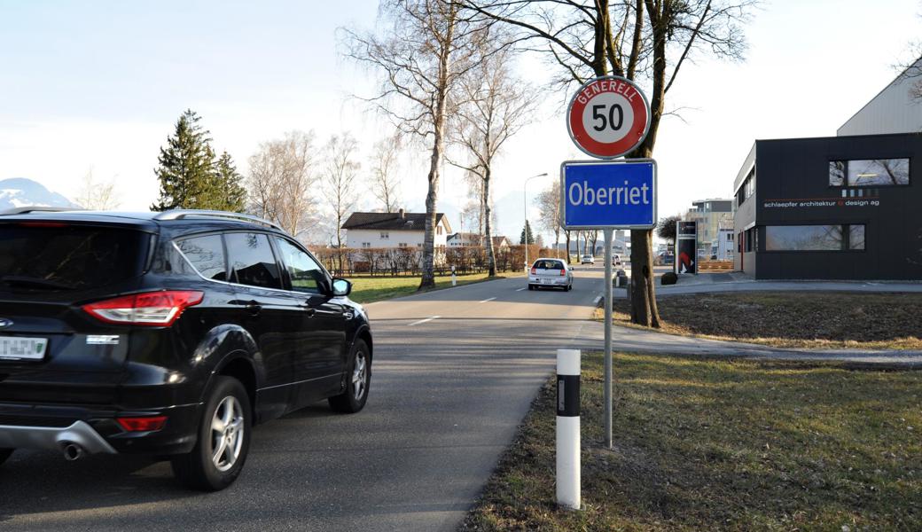 ... Der Eichenwieser Ortseingang an der Staatsstrasse hingegen ist mit «Oberriet» signalisiert.