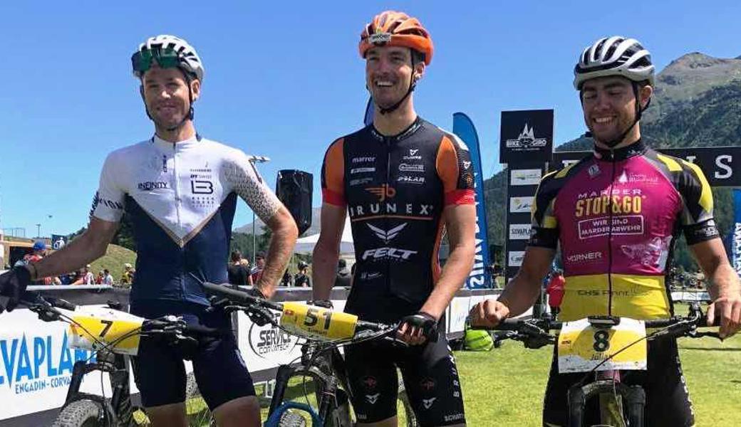 Simon Vitzthum  (Mitte) gewinnt den Engadin Bike Giro vor Lukas Flückiger (l.) und Julian Schelb.