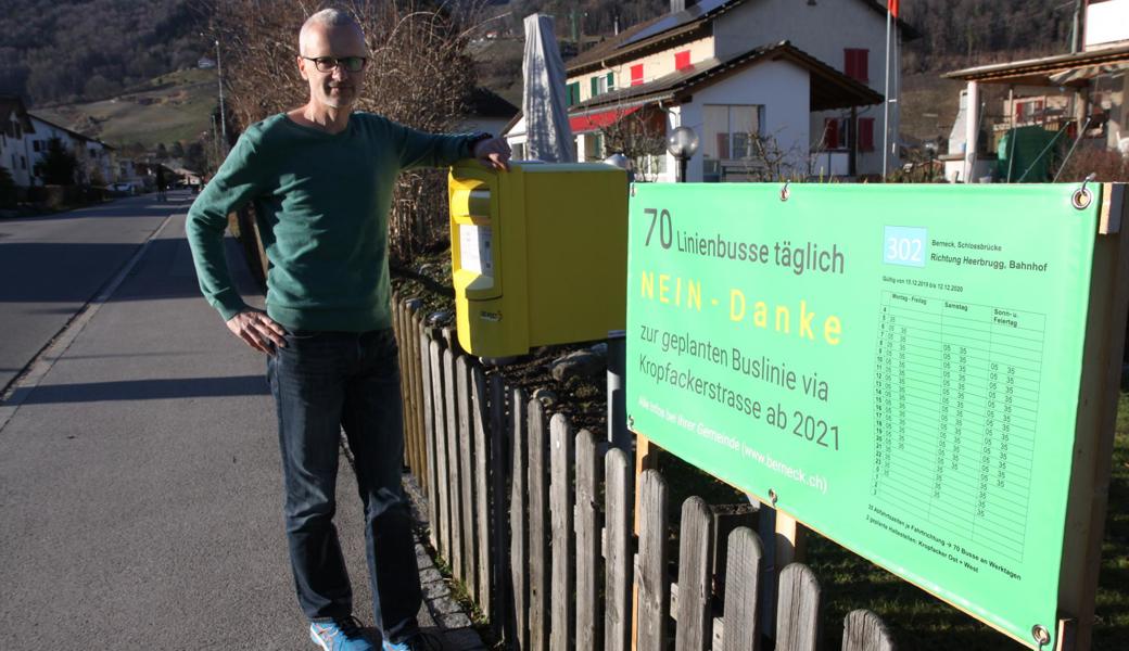 Stiller Protest am Gartenhag. Andreas Weiler macht auf das Problem der neuen Buslinie mit einem Plakat aufmerksam. 