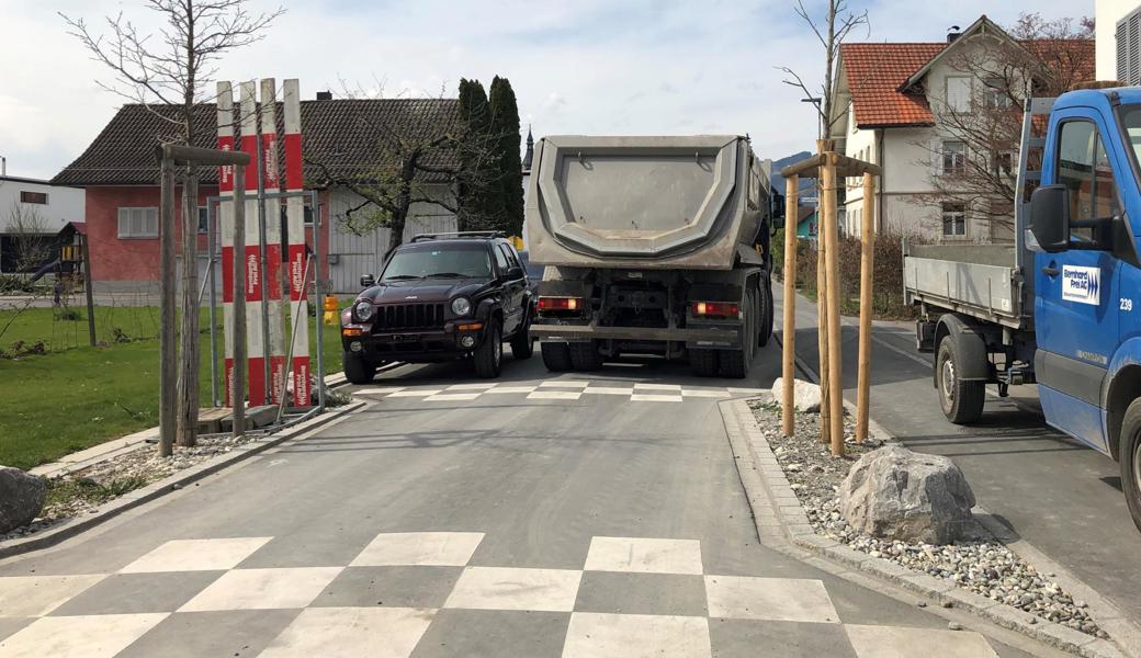 Um rückwärts bis zur Baustelle zu gelangen, muss der Fahrer auf den Zentimeter genau einschlagen.