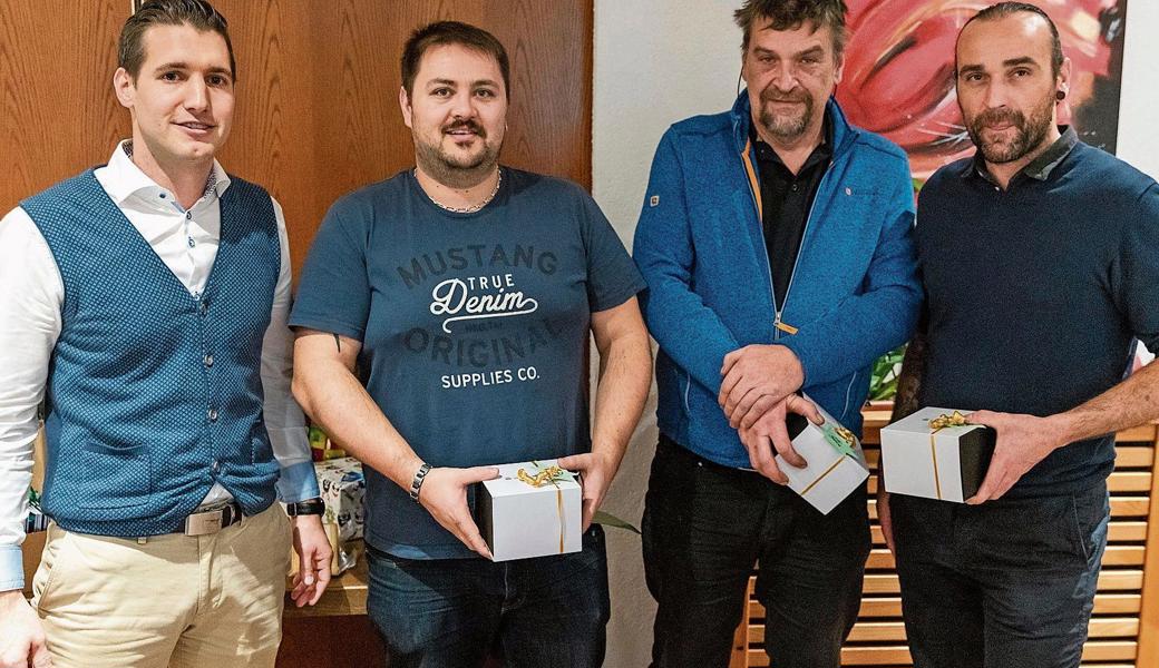 Von links: Jubilarenehrung durch Philippe Köppel (CEO), Michael Bischof (10 Jahre), Robert Burgstaller (15 Jahre) und Patrick Pfanner (20 Jahre) 