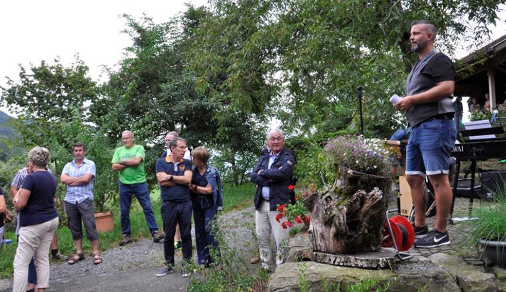 Vereinspräsident Mario Sonderegger begrüsste im Freien zur Hauptversammlung.