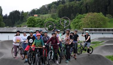 Mit Mut und Muskelkraft: Frauen testen den Pumptrack und wachsen über sich hinaus