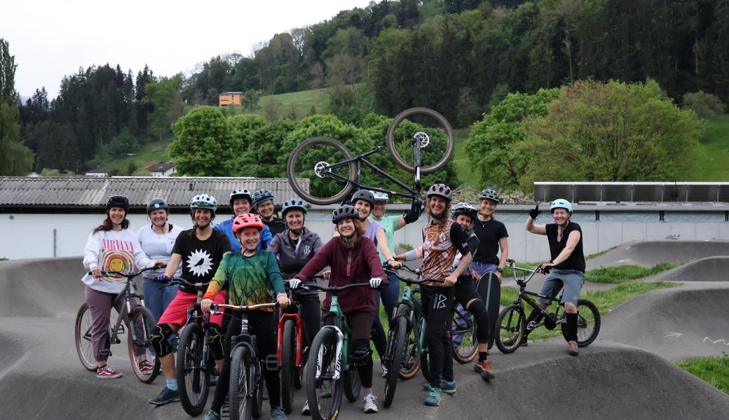 Mit Mut und Muskelkraft: Frauen testen den Pumptrack und wachsen über sich hinaus