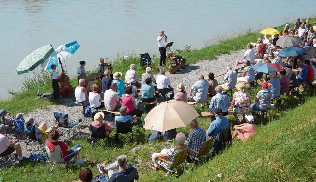 Menschen aller Generationen sind der Einladung gefolgt und genossen die Aussicht auf die umliegenden Berge. 