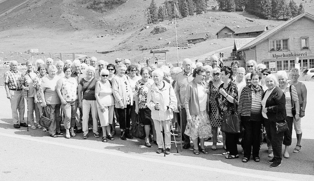 Die Oberrieter Seniorinnen und Senioren auf der Schwägalp vor der Alpschaukäserei. 