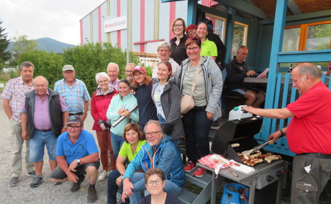 Zwei Vereine messen sich im Pétanque spielen