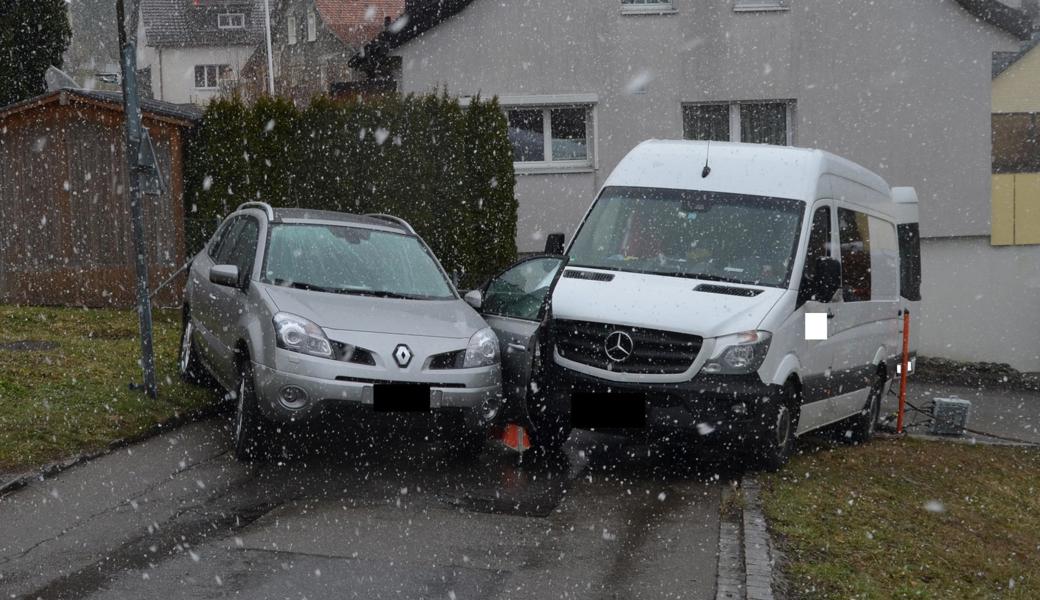 Das Auto ist rückwärts die Strasse hinabgerollt und in den Lieferwagen geprallt.