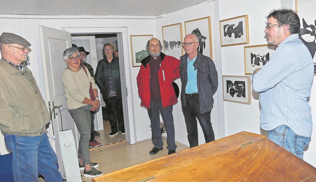 Christopher Schulz (rechts) begrüsste als Initiator, Betreiber und Kurator der Ausstellung «Rheintaler Holzschneider» anlässlich der Vernissage zahlreiche Interessenten und Künstler.