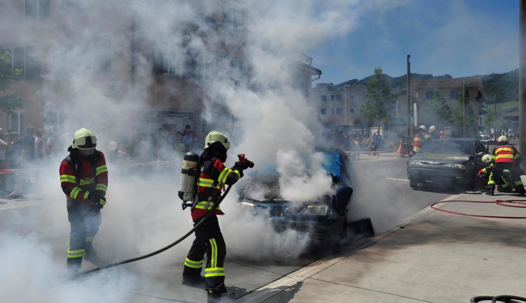 Die Feuerwehr Mittelrheintal bei einer Strasseneinsatzdemonstration 2015 in Widnau.