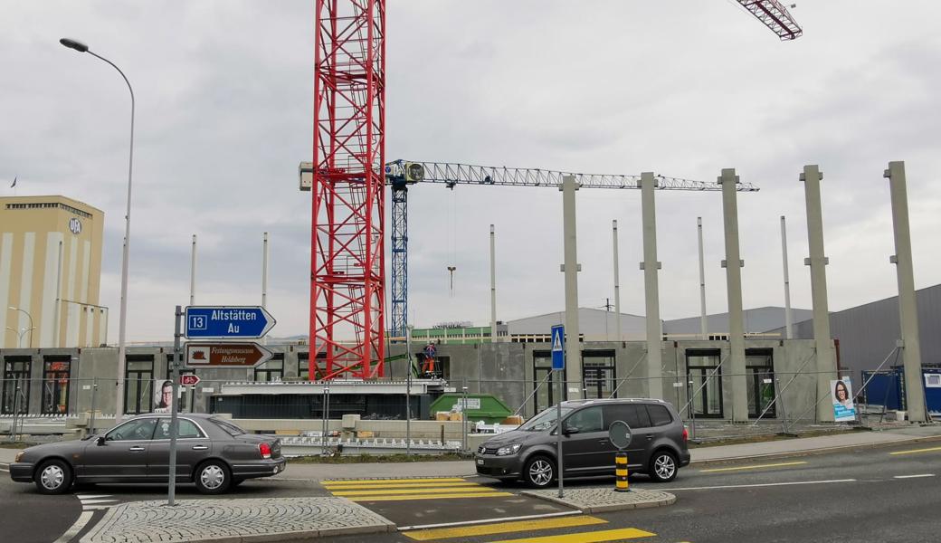 Der Neubau wird durch eine Passerelle mit den bestehenden Firmengebäuden verbunden.