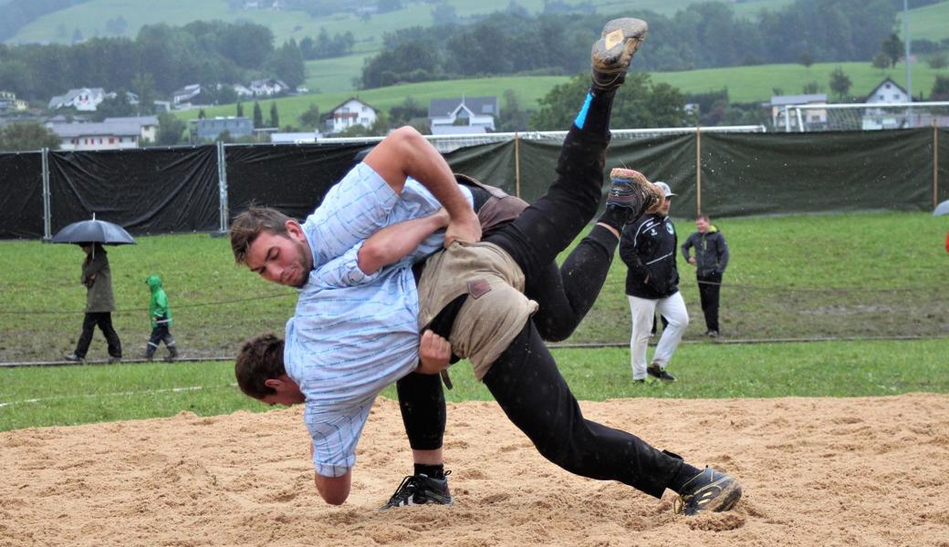 Janosch Kobler (oben) ist am NOS-Schwingfest ebenso im Einsatz ...