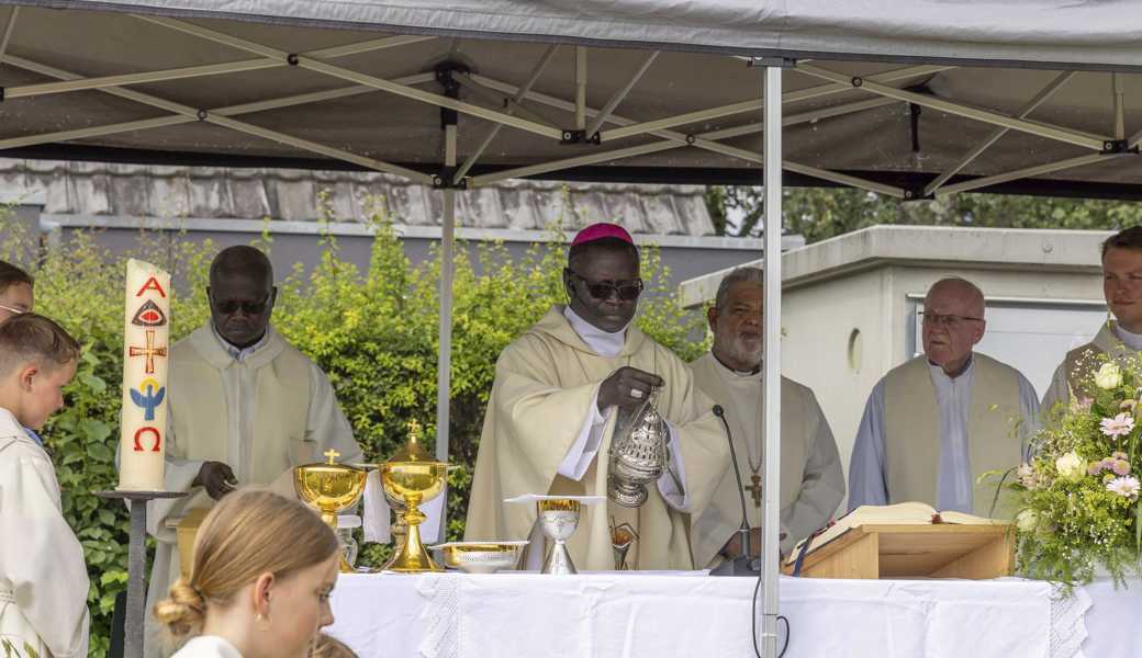 Hauptzelebrant Bischof André Gueye (2. v. l.) mit Bischof Joshua Mar Ignathios (3. v. l.) und Gastpriestern. 