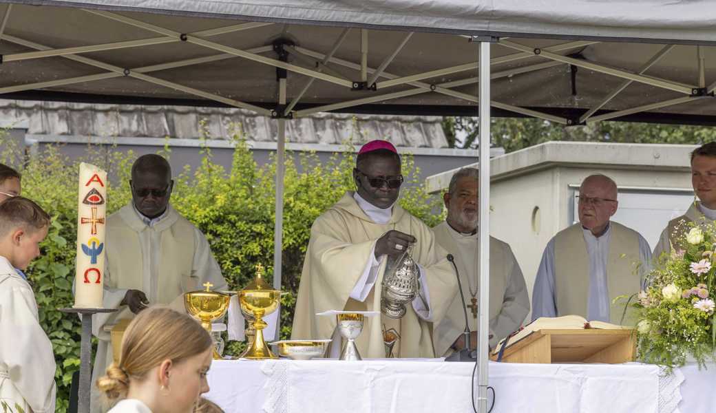 Hauptzelebrant Bischof André Gueye (2. v. l.) mit Bischof Joshua Mar Ignathios (3. v. l.) und Gastpriestern.  Hauptzelebrant Bischof André Gueye (2. v. l.) mit Bischof Joshua Mar Ignathios (3. v. l.) und Gastpriestern.