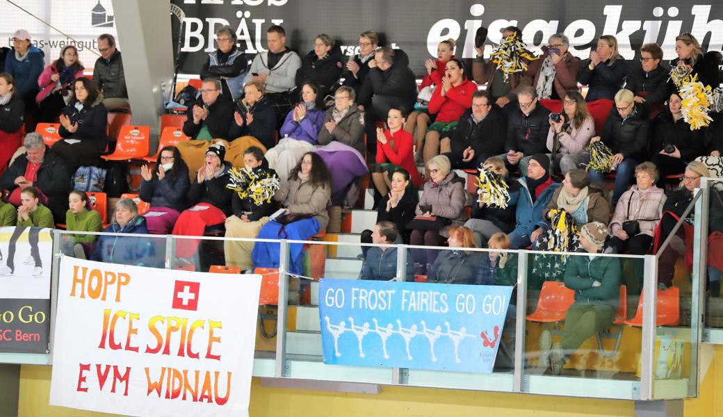 Auch auf der Tribüne geht an einem Synchron-Wettkampf die Post ab: Zuschauerinnen und Zuschauer feuern ihre Teams mit Bannern und Schlachtrufen an.  