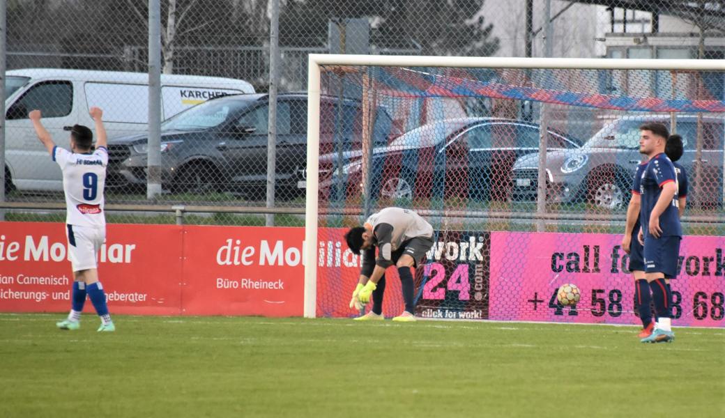 Rheineck-Goalie Petar Petrov muss einen Ball passieren lassen - es war der entscheidende.