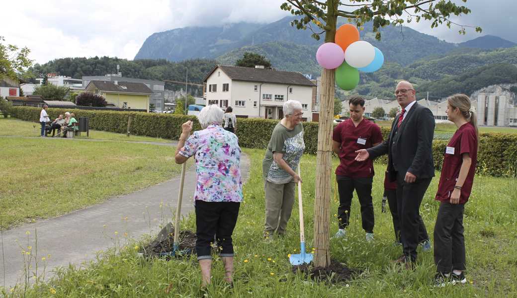 Emma Stieger (von links) und Marie Kobler (Bewohnerinnen «Huus Feldhof») pflanzten im Beisein von Gemeindepräsident Rolf Huber (Z. v. r.) einen Baum.