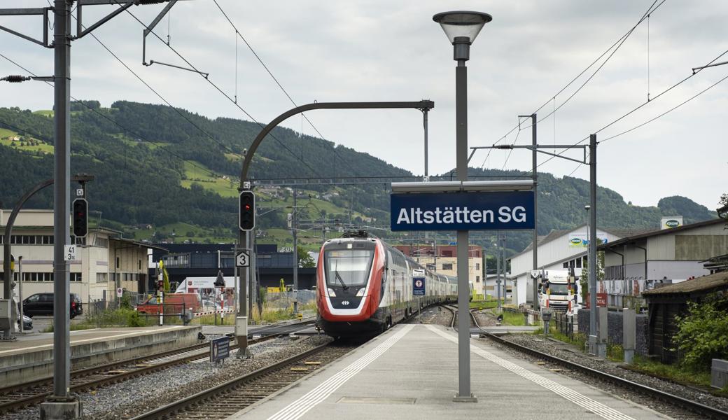 Bundesrätin Sommaruga bestätigt: Der Halbstundentakt der Fernverkehrszüge ab 2025 im St. Galler Rheintal ist fix. 