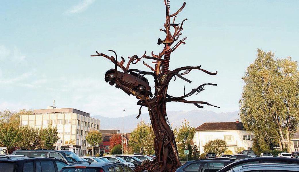 Der Civilization Tree, den Köppel vor bald zwei Jahrzehnten erschuf, steht bei der Firma Soplar an Altstättens Kriessernstrasse.                                                                        