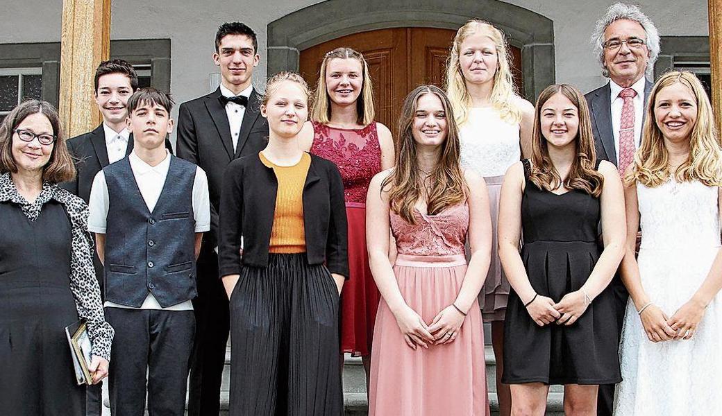 Hinten, von links: Fynn Weder, Livio Altherr, Julia Stieger, Julina Supe und Pfarrer Martin Böhringer. Vorne, von links: Pfarrerin Ute Neef, Jeremy Michel, Ladina Appert, Janina Gebs, Ally Swart und Sirin Städler. 