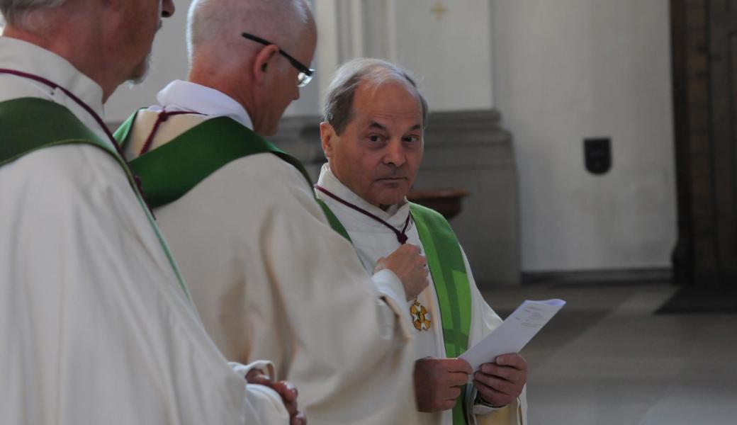Domdekan Guido Scherrer legt Dekan und Pfarrer Josef Benz das Kapitelskreuz um.