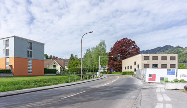 Auf einem Uferweg entlang des Stadtbachs flanieren