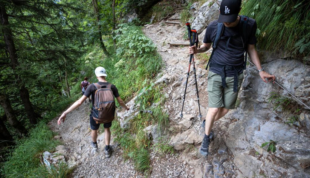 Kritische Stellen auf dem Abstieg vom Aescher zum Seealpsee sind teilweise mit einem Drahtseil gesichert – doch genügt das? 