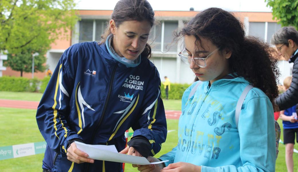 Ex-Jugendeuropameisterin Franziska Dörig (l.) instruiert eine OMR-Schülerin.