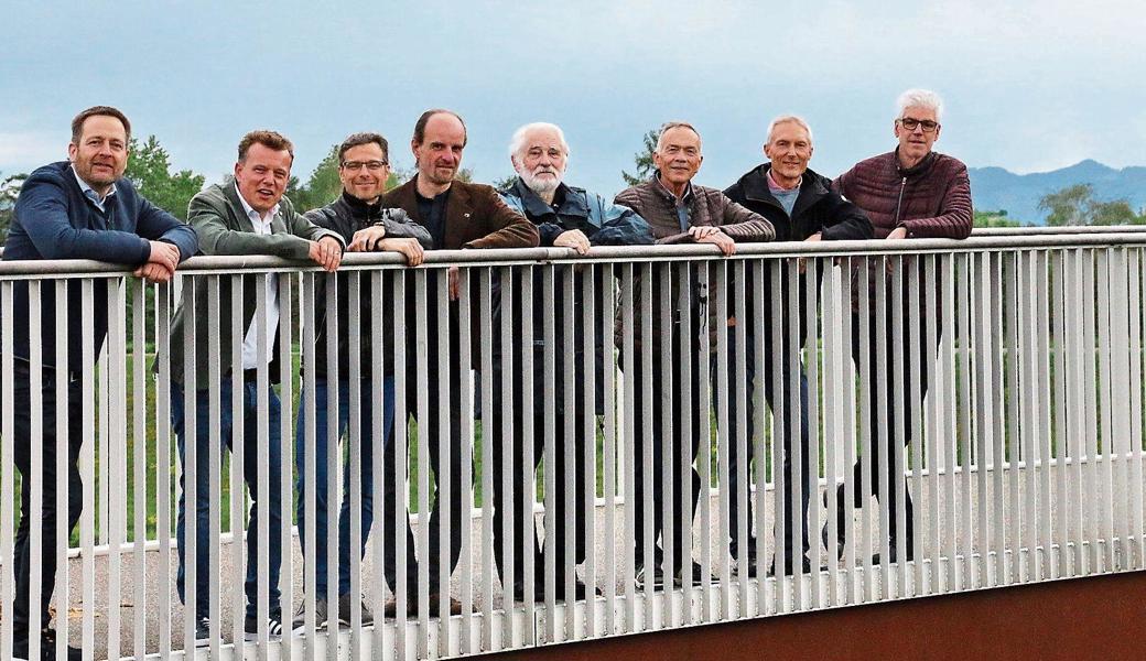 Stabübergabe auf der Velo- und Fussgängerbrücke zwischen Buchs und Schaan, von links: Roland Aregger, Musikschule Oberes Rheintal, Roland Stillhard, Musikschule Mittelrheintal, Dennis Mungo, Musikschule Werdenberg, Emil Scheibenreif, Musikschule Sarganserland, Elio Pellin, ehemaliger Vizepräsident EnSol, Christian Wenk, ehemaliger Präsident Ensol, Rainer Thiede, Musikschule Am Alten Rhein, und Klaus Beck, Musikschule Liechtenstein.