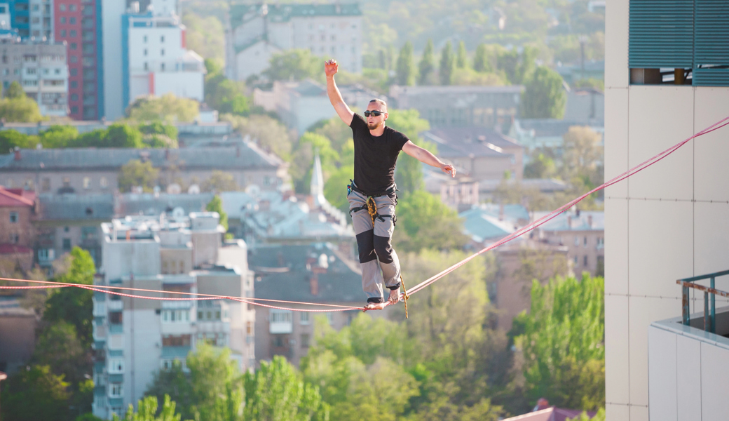 Zwischen Applaus und Mut zeigt der Hochseilartist die Kraft des Glaubens