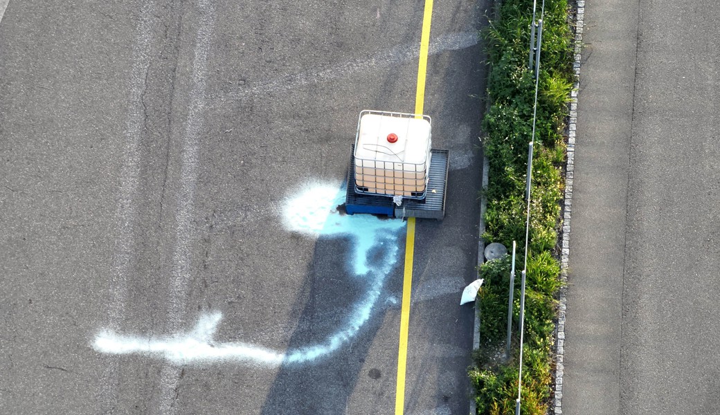 Ätzende Chemikalie ausgelaufen: Feuerwehr und Spezialisten im Einsatz