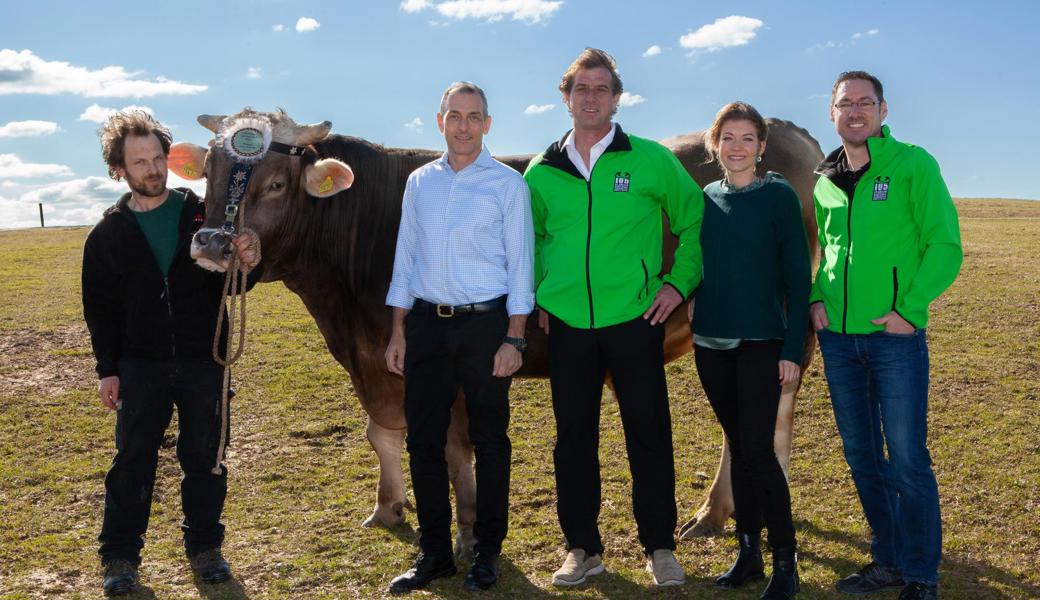 Von links: Ruedi Nef (Züchter), Jürg Spiess (Sponsor), Tony Burch (Gabenchef), Sarah Spiess (Sponsor), Markus Wüest (OK-Präsident)