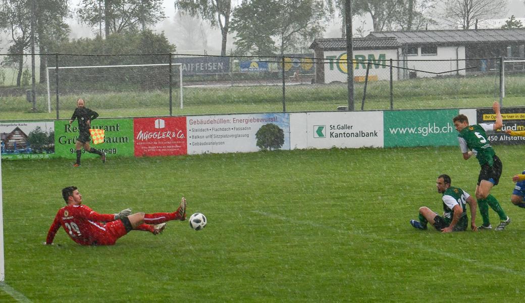 Beim 2:0 erwischt Sélim Benmbarek (r.) den Rebsteiner Goalie Daniel Erlacher auf dem falschen Fuss.