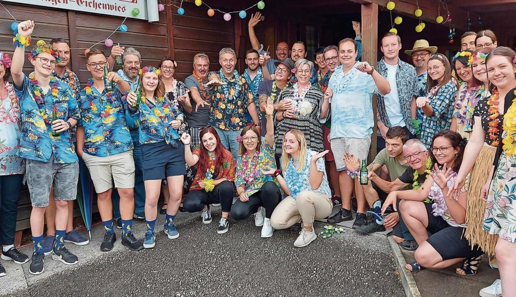 Die Musikantinnen und Musikanten der Musikgesellschaft Montlingen-Eichenwies trafen sich am Sommeranlass zum Thema «Beachparty». 