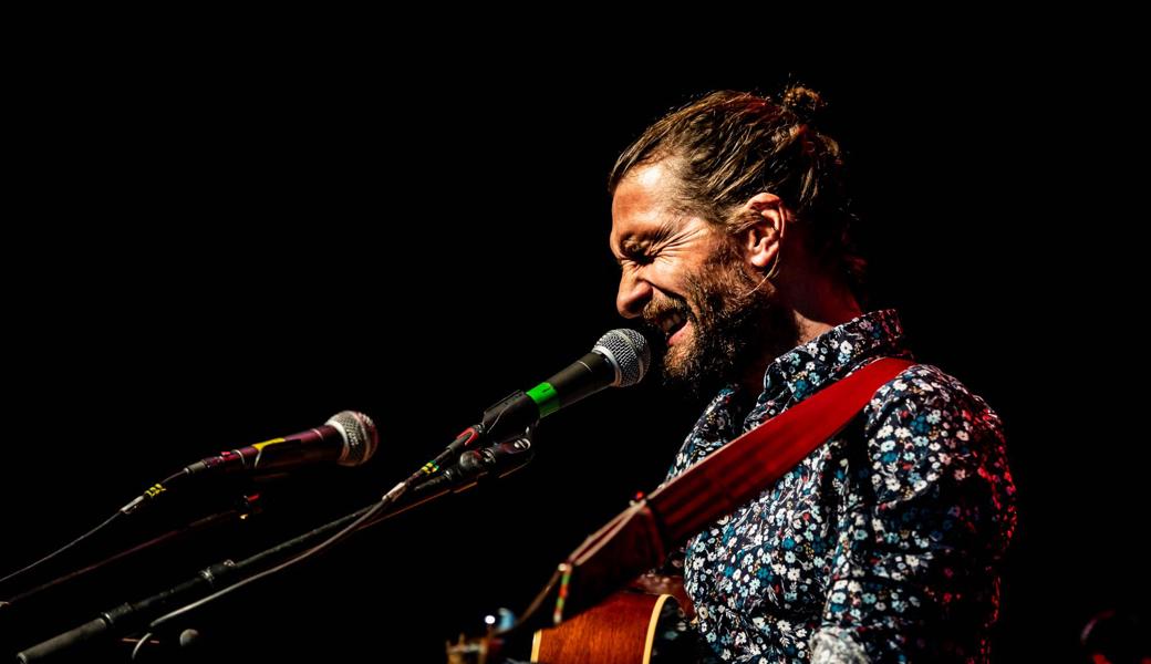 «Ab August stehe ich wieder auf der Bühne.» Den Sommer verbringt er in der Schweiz mit Tagesausflügen, Vorbereitungen zum Single Release und Live-Auftritten im August. Shem Thomas ist Teil der Distancing-Festivalreihe mit Schweizer Musikern. In der Ostschweiz ist er am 15. August zu sehen – auf der Schwägalp.