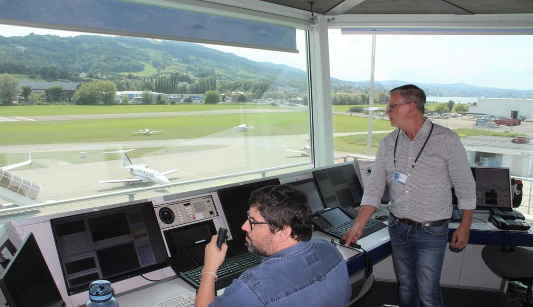 Flugverkehrsleiter Andy Wirth (links) und Max Mumenthaler, Flugsicherheitschef am Flughafen St. Gallen-Altenrhein, erfüllen eine Aufgabe, die «rasch komplex werden kann». 