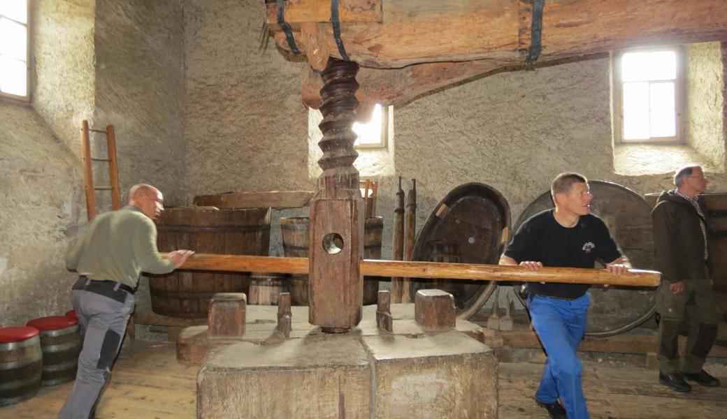 Bernecker Weinbauern präsentieren altes Handwerk. 