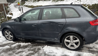 Mit Sommerpneu unterwegs: Autofahrer kollidiert im Schneematsch mit anderem Auto
