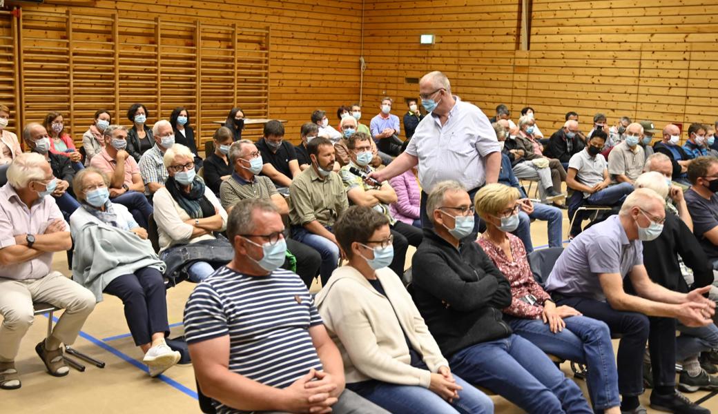 Wer am Wahlpodium dabei sein wollte, musste eine Maske tragen. Trotz dieser Unannehmlichkeit war die Halle gut besetzt.