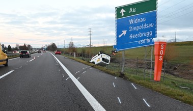 Lieferwagen landete auf dem Dach: Es bildete sich ein langer Stau im Morgenverkehr