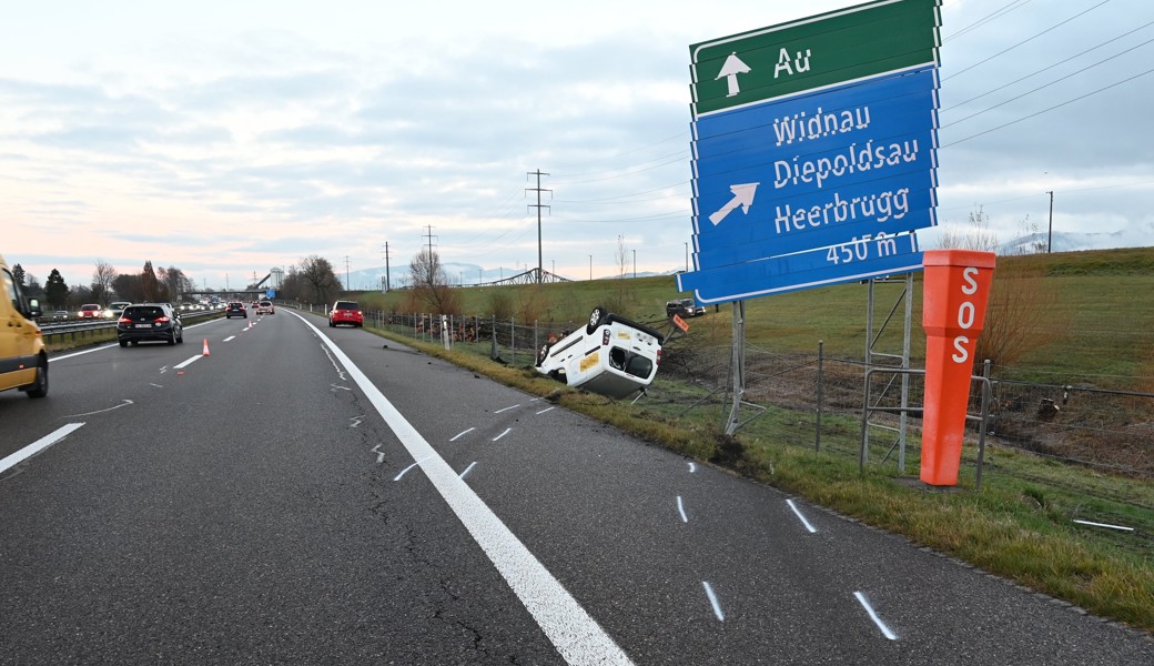 Lieferwagen landete auf dem Dach: Es bildete sich ein langer Stau im Morgenverkehr