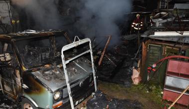 Gartenlaube und Lastwagen brannten
