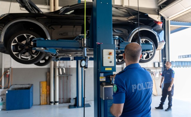 Bei Fahrzeugkontrolle: Polizei legt zwei Autos still, fünf Personen wurden angezeigt