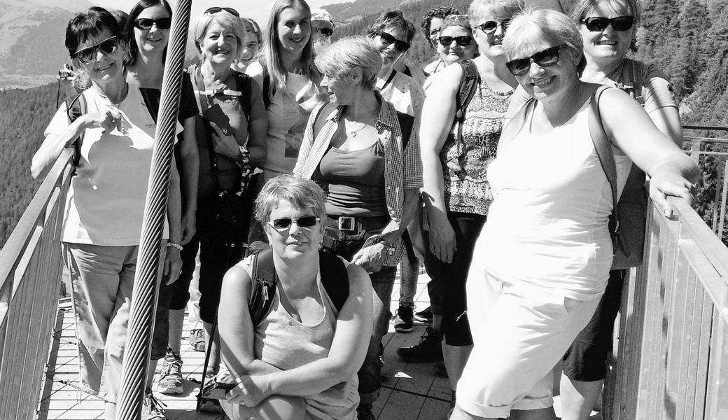 Die Frauen auf der Plattform über der Rheinschlucht. Bild: pd