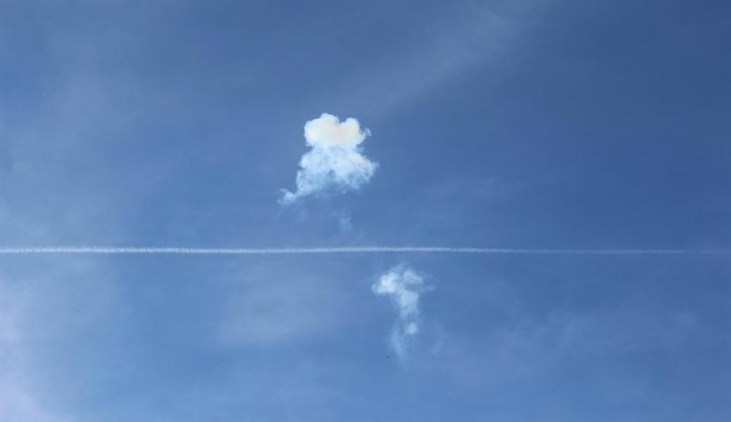 Das ist keine Wolke, sondern der Rauch nach dem Böllerschuss, der den Umzug eröffnete.