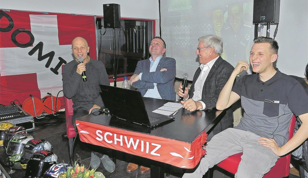 Die Stimmung auf der Season-Opening-Party war gut: (v. l.) Teamchef Konrad Hess, Nationalrat Walter Wobmann, Moderator Victor Rohner und Rennfahrer Dominic Schmitter.