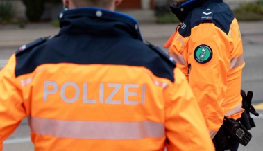 Mann fährt mit Auto gegen einen Pfosten und kümmert sich nicht um den Schaden