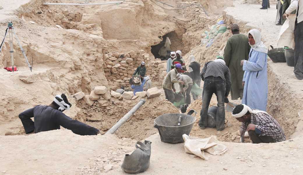 Archäologen legen sorgfältig frei, was von vielen Schichten zugedeckt war. Archäologen legen sorgfältig frei, was von vielen Schichten zugedeckt war.